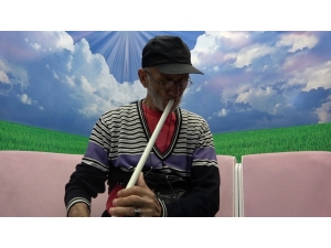 Kesik Parmaklarıyla Su Borusundan Yaptığı Neyi Çalıyor