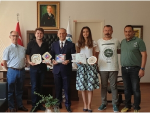 Ödülleri Rektör Yardımcısı Prof. Dr. Ali Arslantaş’a Takdim Ettiler