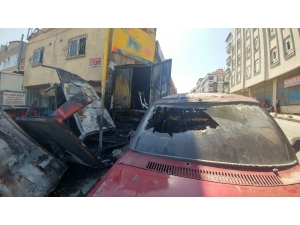 Sultangazi’de Oto Tamircisinde Yangın Çıktı, 2 Araç Kül Oldu