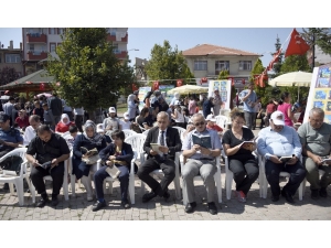 İşi Gücü Bırakıp Çocuklarıyla Birlikte Parkta Kitap Okudular