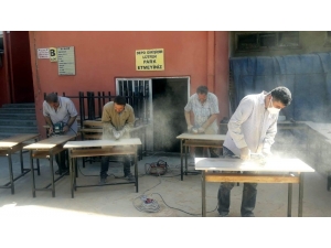 Siirt’te Öğretmenler Hem Boyacı Hem Mobilyacı Oldu