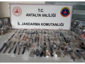 Antalya’da 588 Adet Kaçak Kol Saati Ele Geçirildi