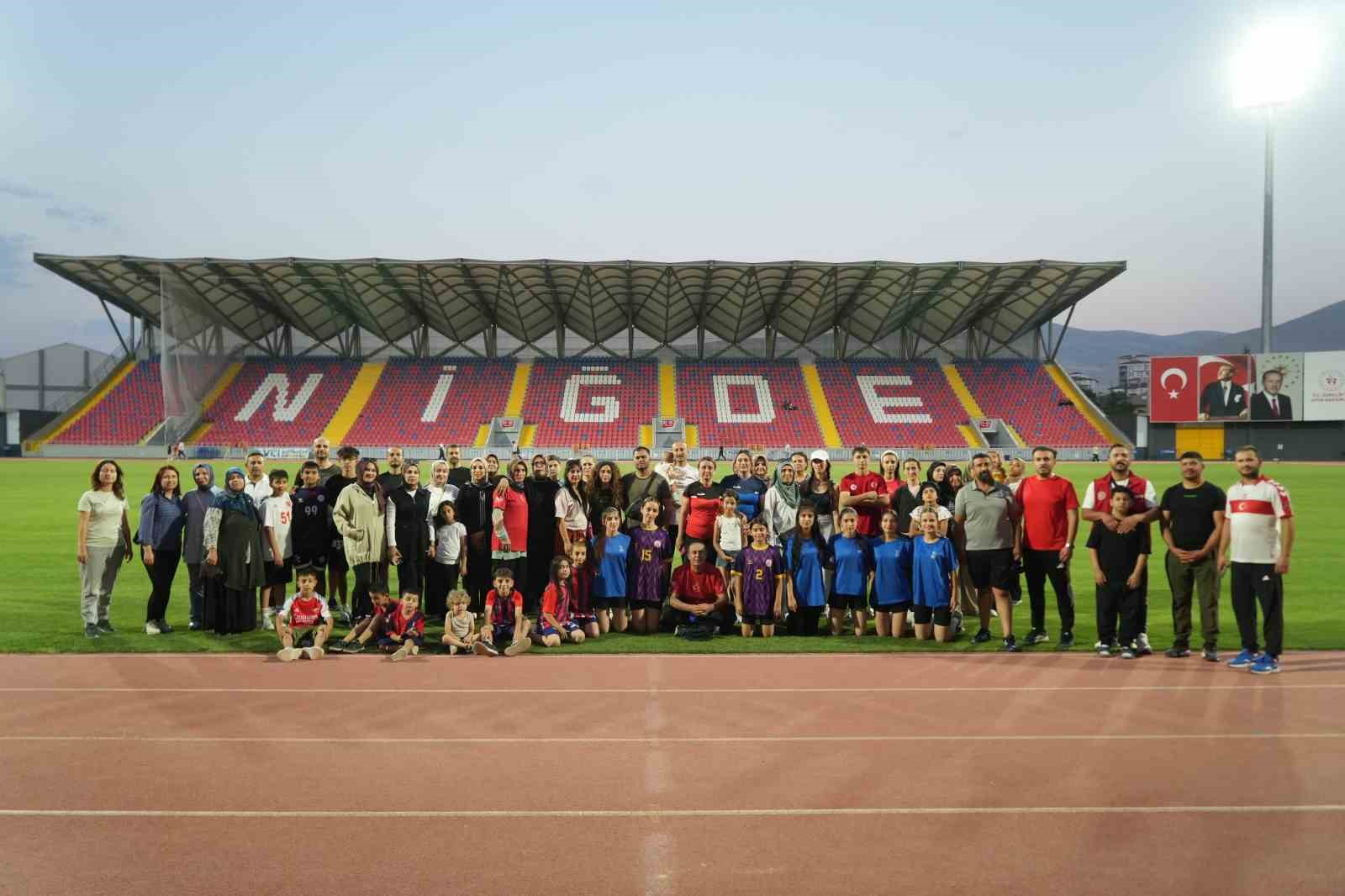 nigde-de-saglikli-yasam-icin-7-den-70-e-herkes-stadyumda-bulusuyor