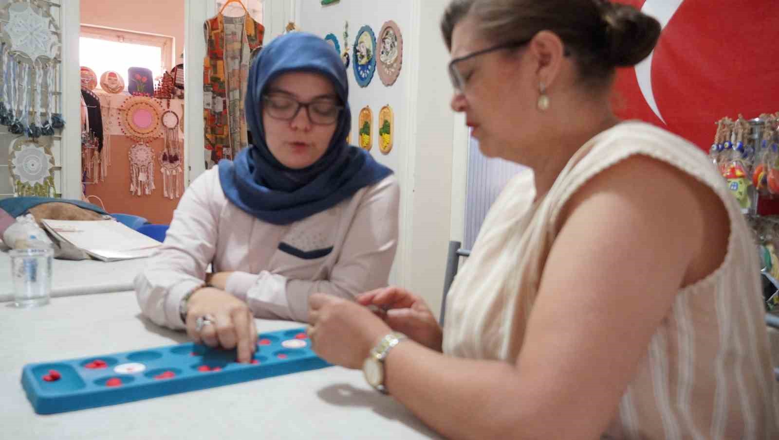 cocuklarini-satranca-goturdu-manisa-nin-ilk-kadin-mangala-antrenoru-oldu