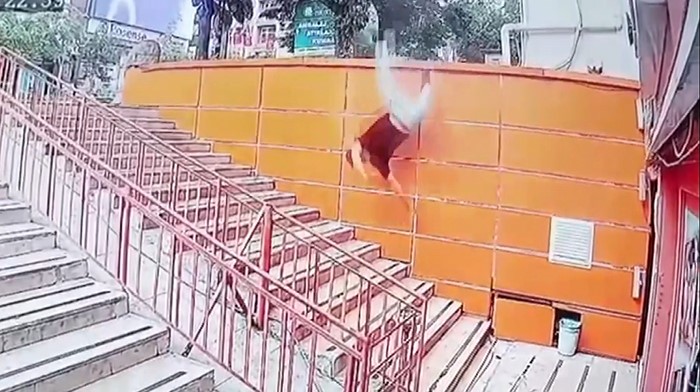 beton-blokta-uzandi-dengesini-kaybedip-merdivenlere-dustu