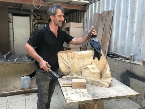 Esnaf İle Karganın Dostluğu Herkesi Şaşırtıyor