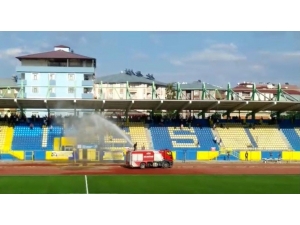 Ağrı’da Sıcaktan Bunalan Taraftarı İtfaiye Serinletti