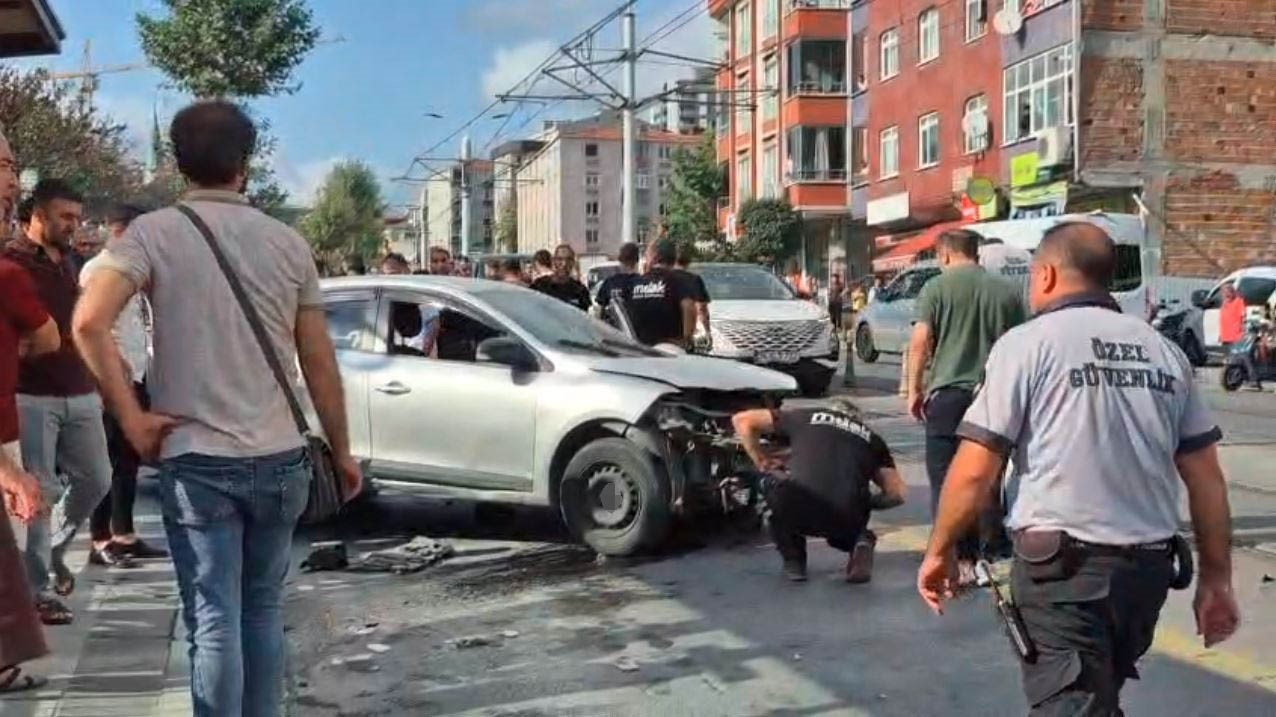 gungoren-de-otomobil-kaldirima-cikti-2-yayaya-carpti