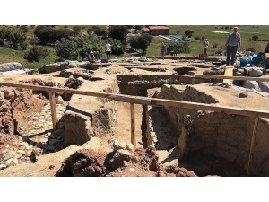 Vezirköprü’de Tunç Çağı’ndan Kalma Çanak Ve Çömlek Parçaları Bulundu