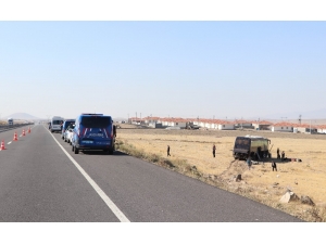 Aksaray’da Göçmenleri Taşıyan Otobüs Yoldan Çıktı: 5 Yaralı