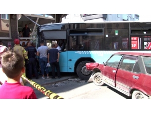 Gaziosmanpaşa’da Halk Otobüsü Apartmana Çarptı