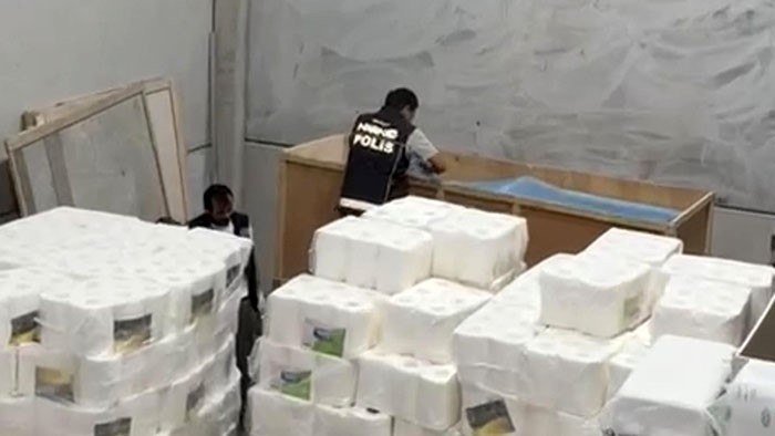 mersin-de-uyusturucu-imalathanesi-operasyonunun-bilancosu-agirlasti-298-bin-sentetik-ecza-hapi-ele-gecirildi
