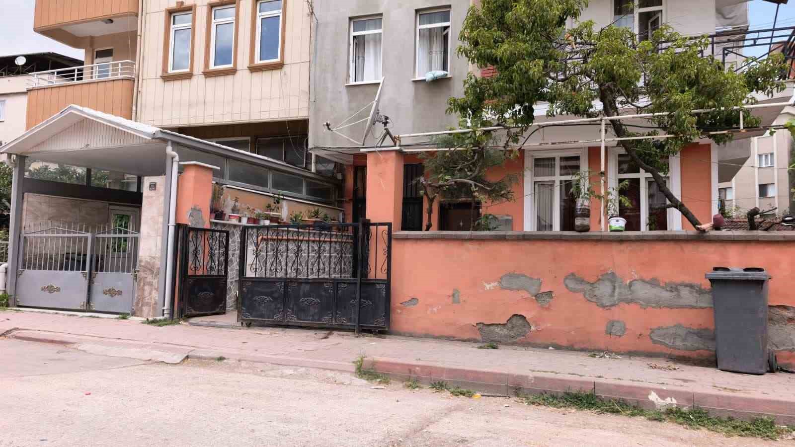 surgulu-demir-kapinin-altinda-kalan-3-yasindaki-cocuk-agir-yaralandi