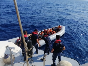 Lastik Botla Kaçmaya Çalışan Göçmenler Yakalandı