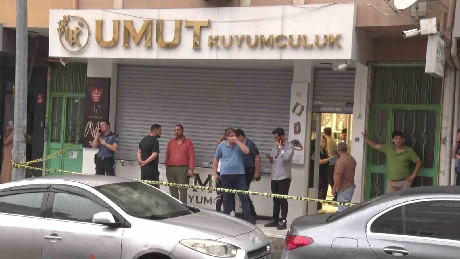 maltepe-de-silahli-kuyumcu-soygunu-supheliler-altinlarla-kacti