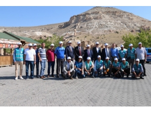 Rektör Bağlı Ve Protokol Üyeleri Yükümlüler İle Birlikte Temizlik Yaptı