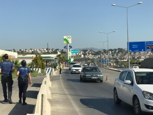 Kuşadası’nda Çeşitli Suçlardan Aranan 2 Zanlı Yakalandı