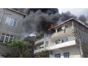 Çatıyı Saran Alevler Yandaki Binaya Sıçradı, Ekipler Alarma Geçti