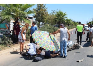 Antalya’da 40 Derece Sıcaklıkta Yaralıya Plaj Şemsiyeli Koruma