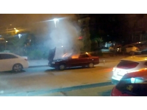 Otomobilde Çıkan Yangın Paniğe Neden Oldu