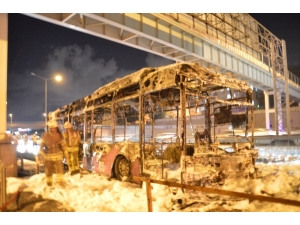 Tem Otoyolunda Seyir Halinde Olan Özel Halk Otobüsü Küle Döndü