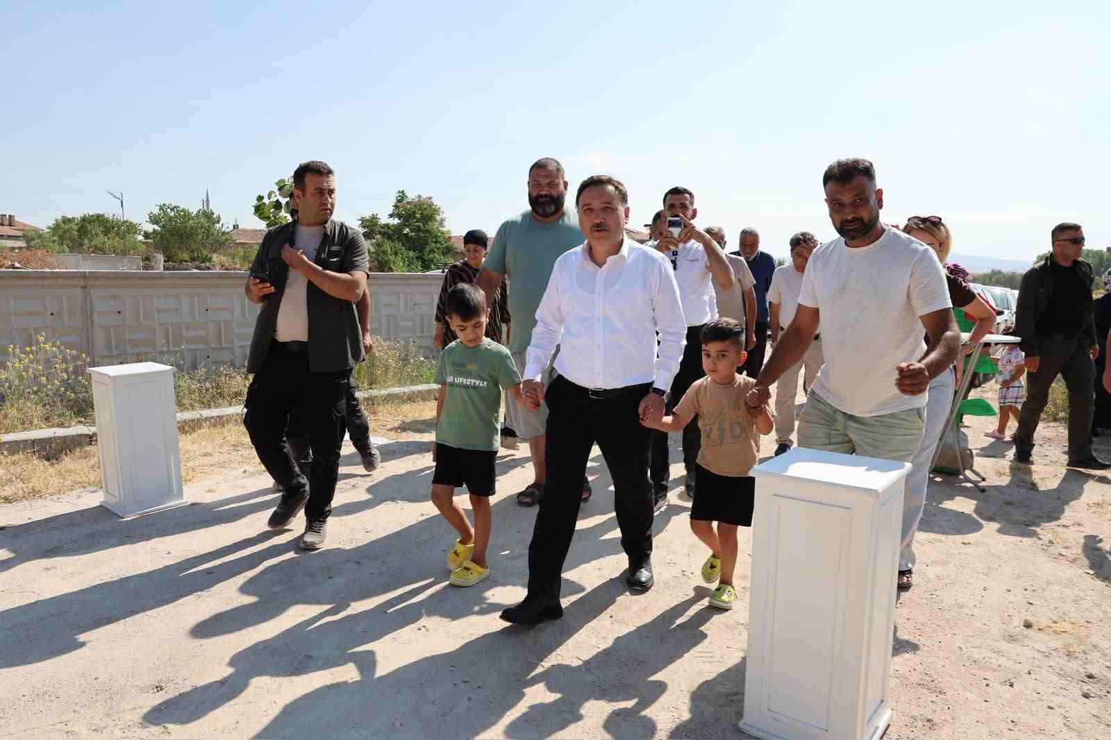 vali-cicek-elmali-mahallesi-sakinleriyle-bulustu