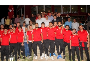 Vali Arslantaş: “Yenilse De Atletini Çıkarsa Suyunu Sıkarak Dışarıya Çıkan Bir Ekip İstiyoruz”