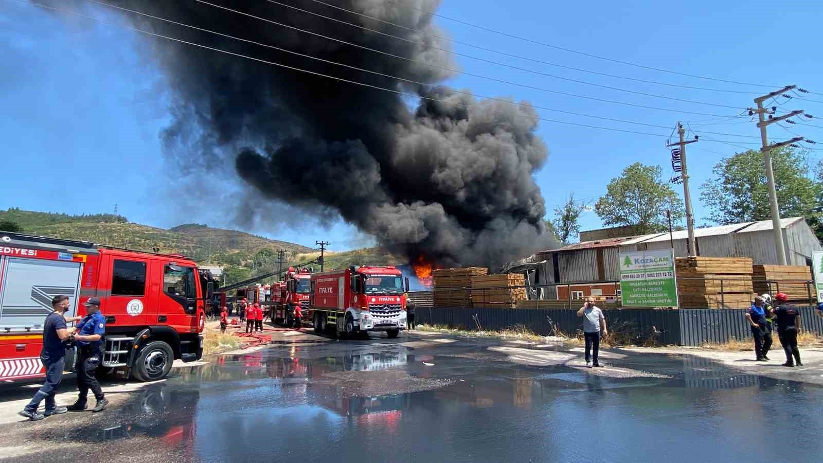 kocaeli-deki-boya-fabrikasi-yangininda-aci-haber-1-isci-hayatini-kaybetti