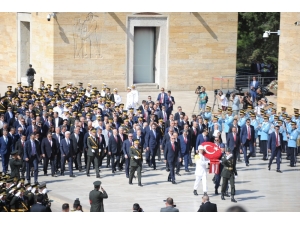 Devlet Erkanı Büyük Zafer’in 97. Yıl Dönümünde Anıtkabir’de