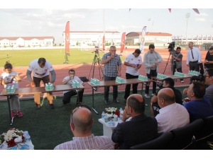 Afyonkarahisar’da Kamu Çalışanları İle Stk Temsilcileri Halat Çekme Yarışı Yaptı