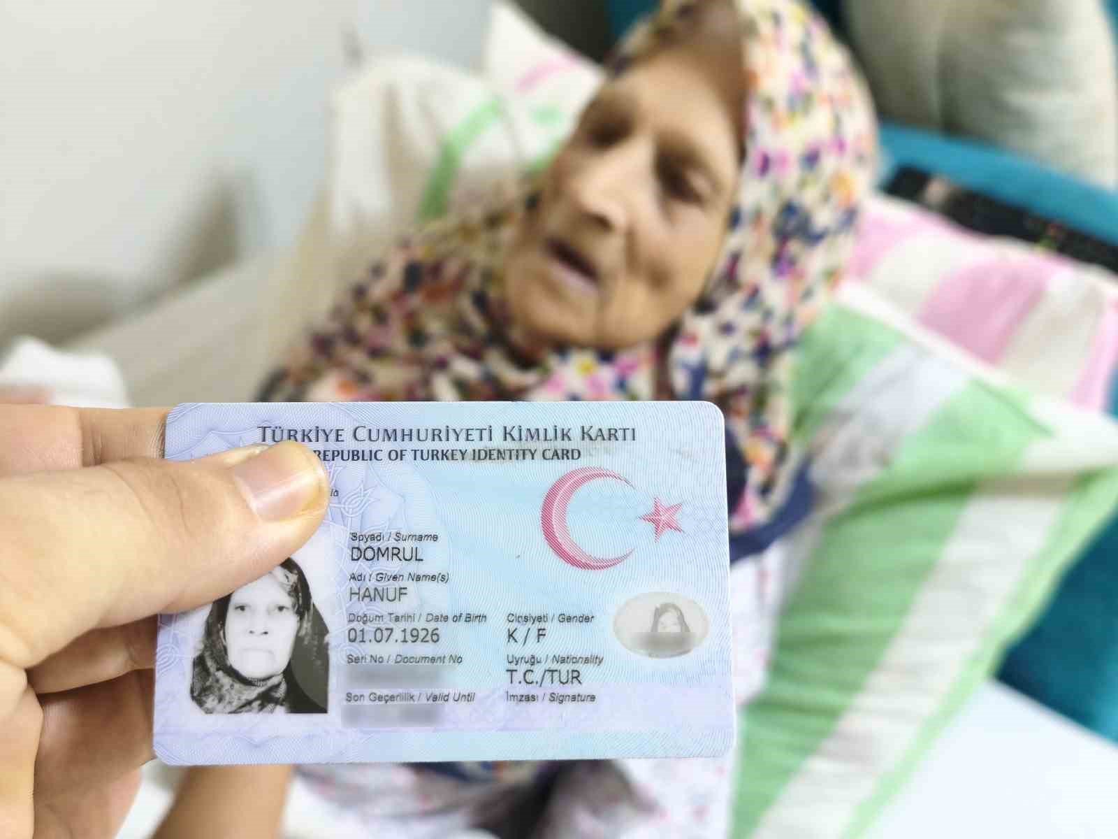 tarihe-taniklik-eden-100-yasindaki-kadin-torununun-torununu-gorerek-171-kisilik-aileye-sahip-oldu