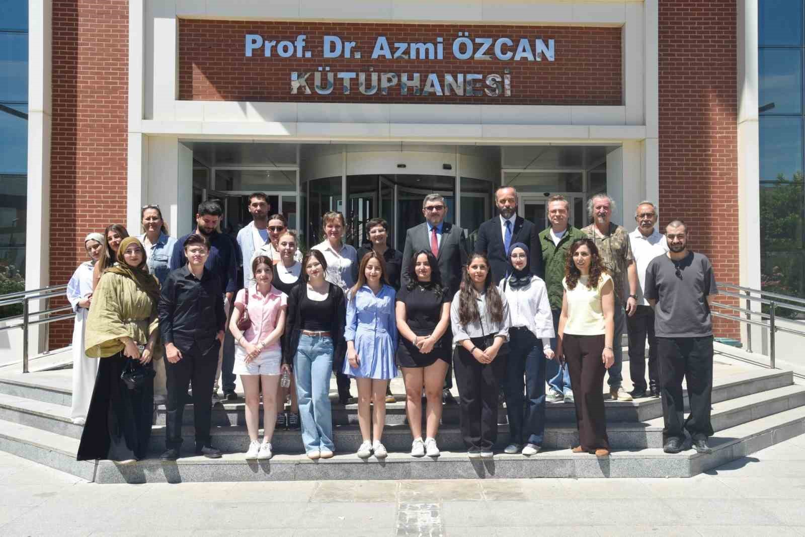bseu-de-kampuste-yasam-sergisi-sanatseverlerle-bulustu