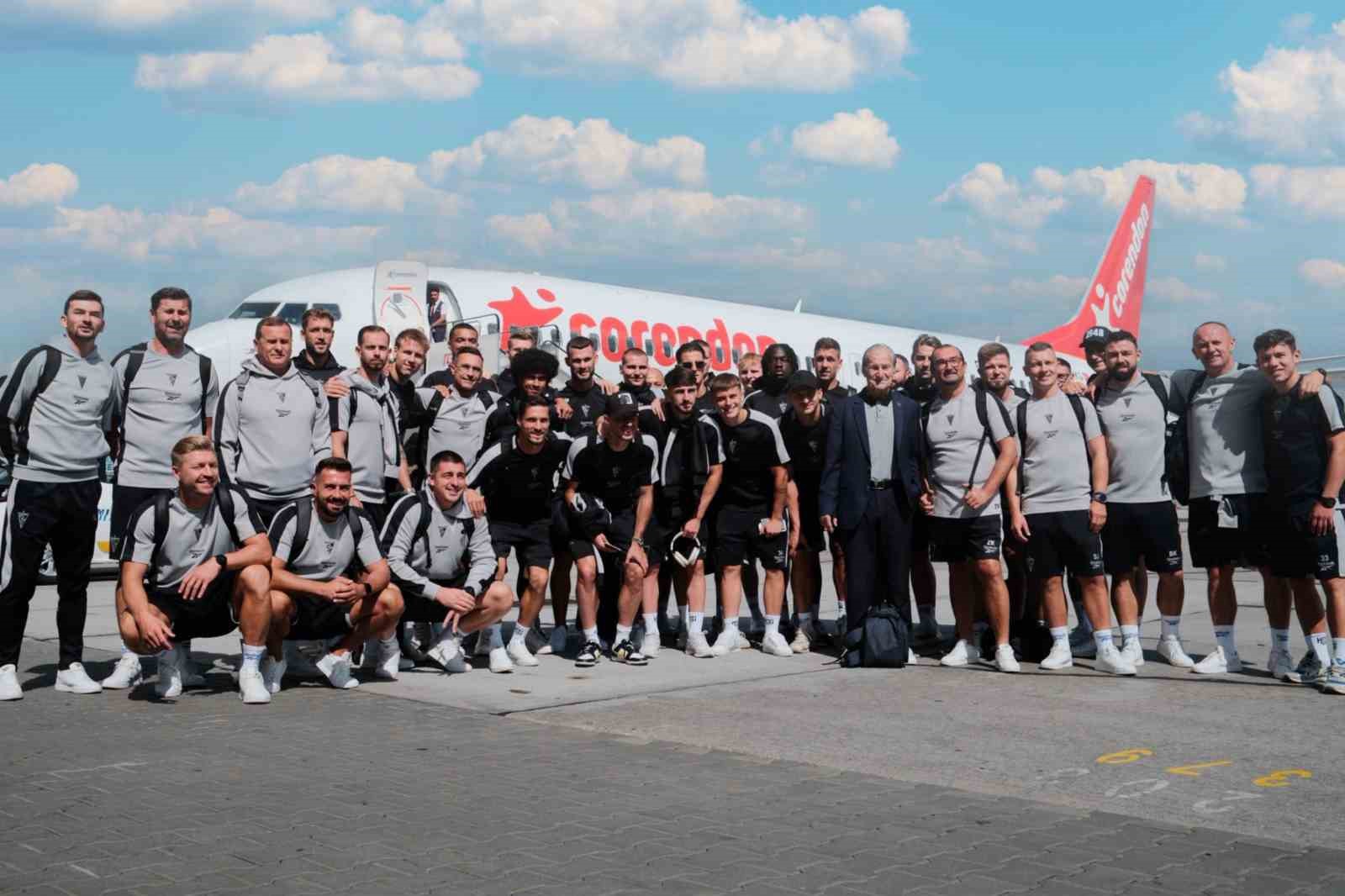 lukas-podolski-nin-takimi-gornik-zabrze-fenerbahce-deplasmanina-corendon-airlines-ile-uctu