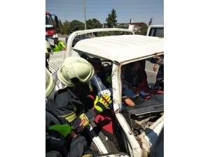 Zincirleme Kazada Sıkışan Yaralıları İtfaiye Kurtardı