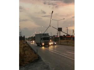 Şiddetli Rüzgar Elektrik Direğini Devirdi