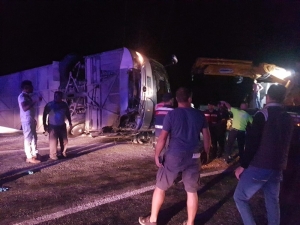 Antalya’da Tur Otobüsü Devrildi: Çok Sayıda Yaralı Var