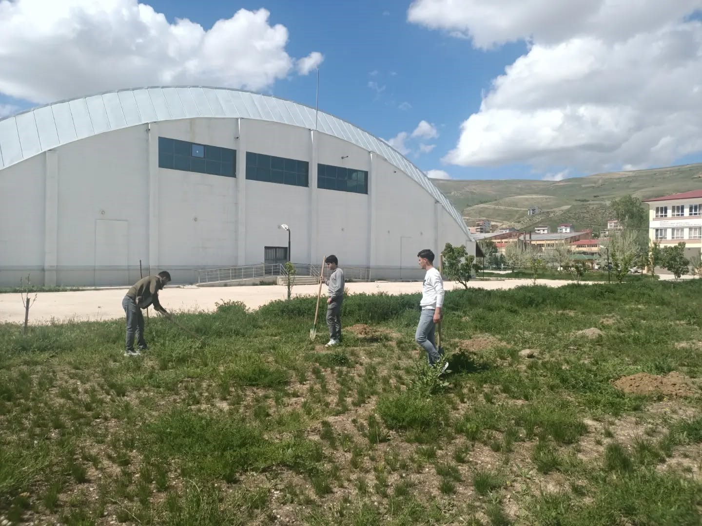bayburt-ta-ogrenciler-yesil-vatan-icin-fidan-dikti