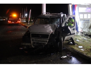Hız Göstergesi 190 Km’de Takılı Kaldı, 4 Kişi Yaralandı
