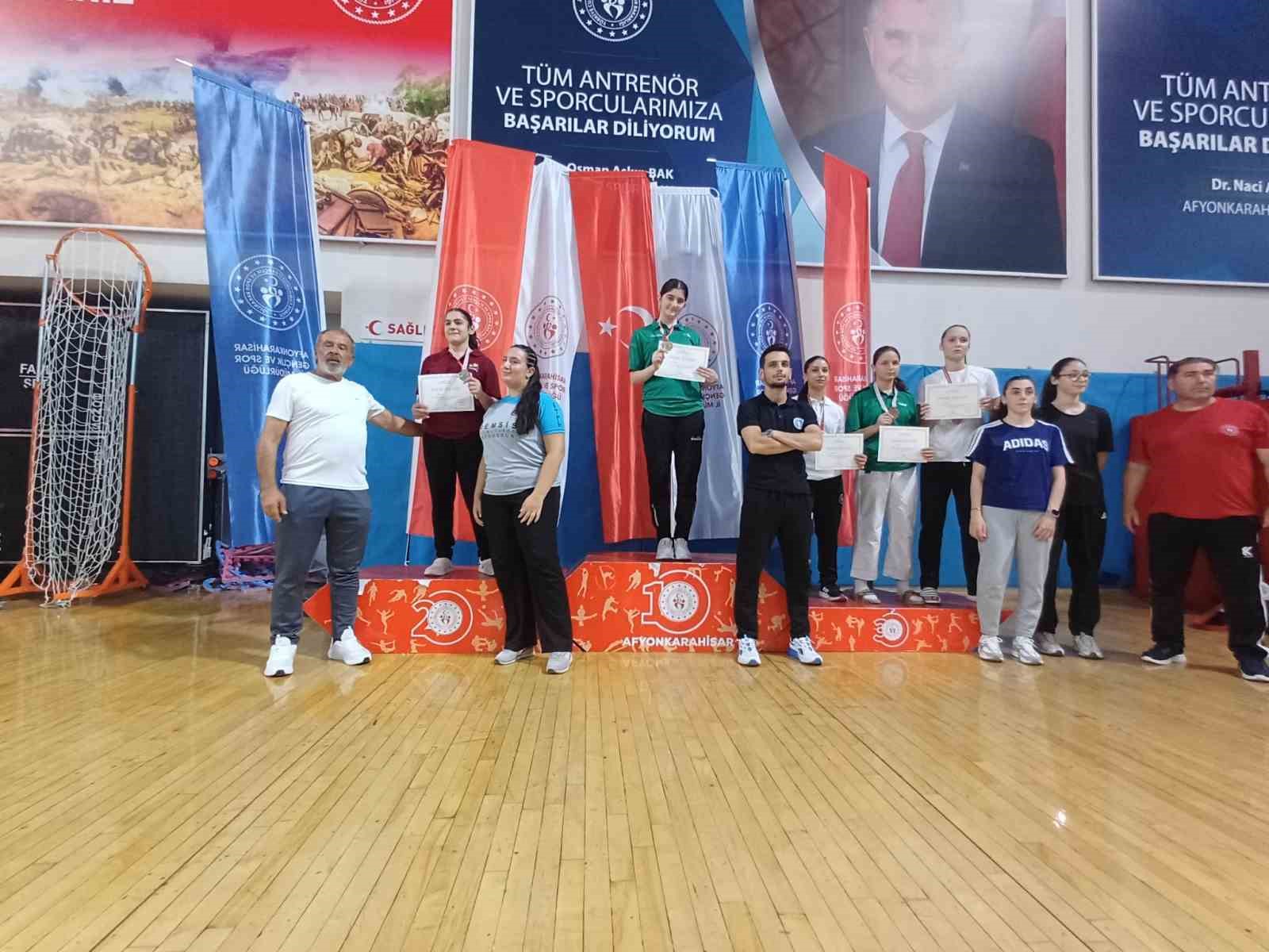 kartepeli-karateci-hayrunisa-sadan-analig-de-turkiye-sampiyonu-oldu