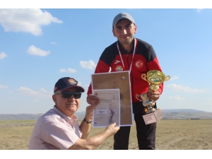 Sivaslı Sporcu, Model Uçakta Birinci Oldu