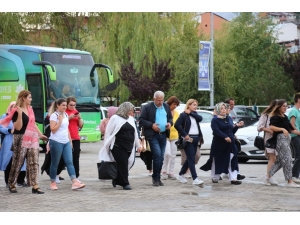 Erzurum İstanbul Dernekler Federasyonu Kadın Kolları Köy Çocuklarını Sevindirdiler