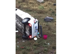 Ardahan’da Otomobil Şarampole Yuvarlandı: 2 Yaralı