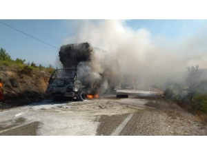 Saman Yüklü Kamyon Alev Alev Yandı