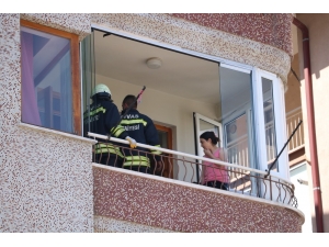Kapı Kilitlenince Balkonda Mahsur Kaldılar