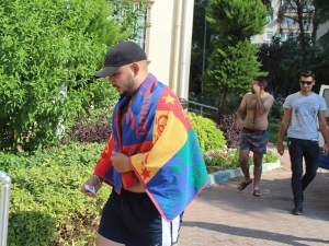 Denizden Çıkınca Şok Oldular, Havlu Ve Şortlarıyla Karakola Gittiler