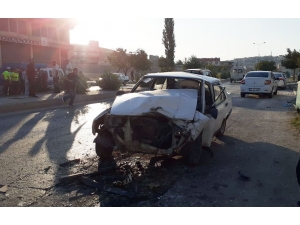 İki Otomobil Kafa Kafaya Çarpıştı: 4 Yaralı