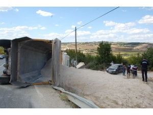 Tekirdağ’da Hafriyat Kamyonu Devrildi: 1 Yaralı