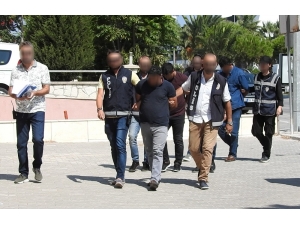 Çeşme Polisi Dolandırıcı Zanlılarını Suçüstü Yakaladı