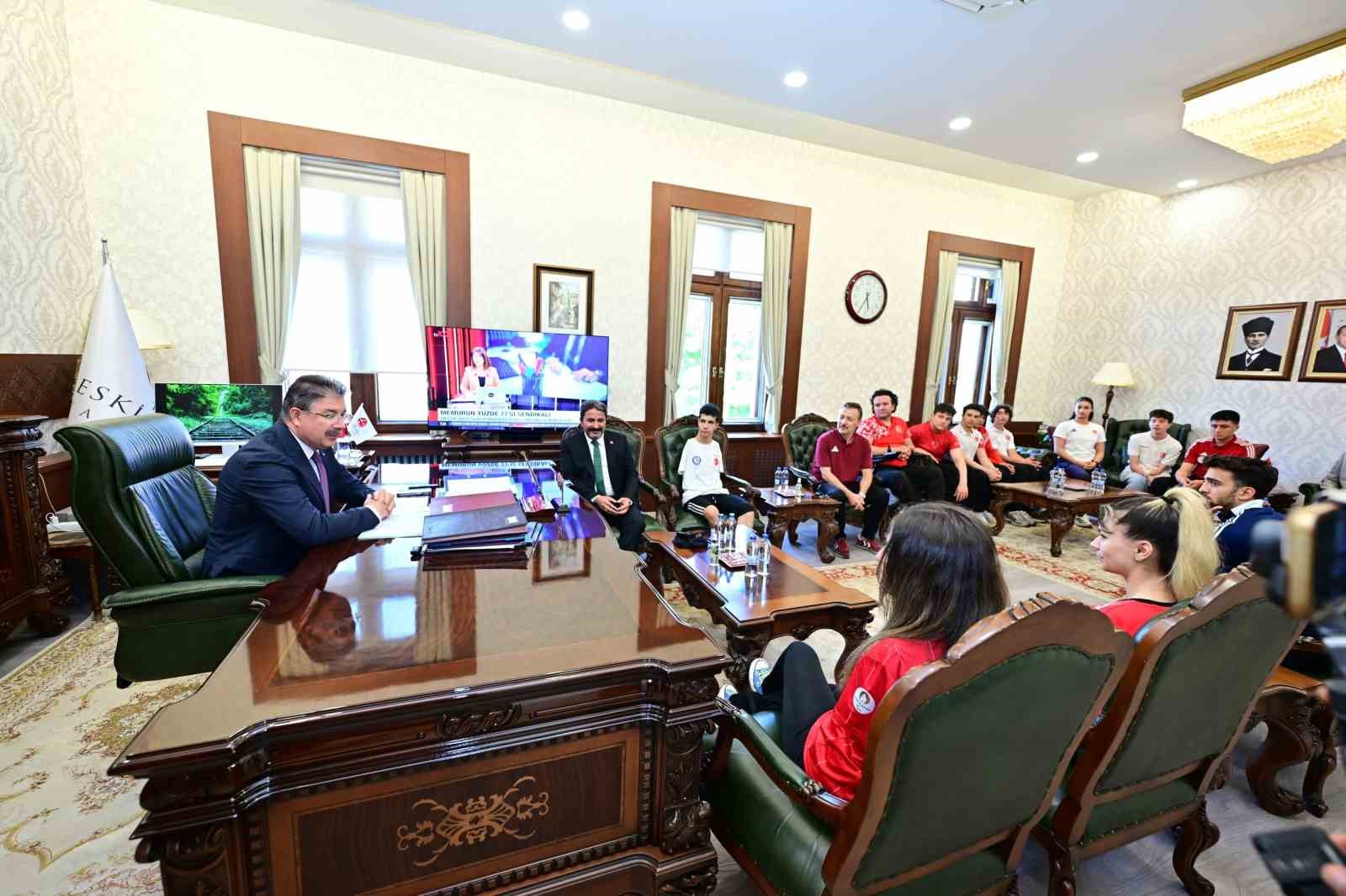 vali-yilmaz-basarilariyla-gurur-kaynagi-olan-sporculari-makaminda-agirladi
