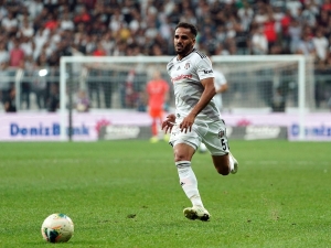 Douglas Siyah-beyazlı Formayla Tanıştı